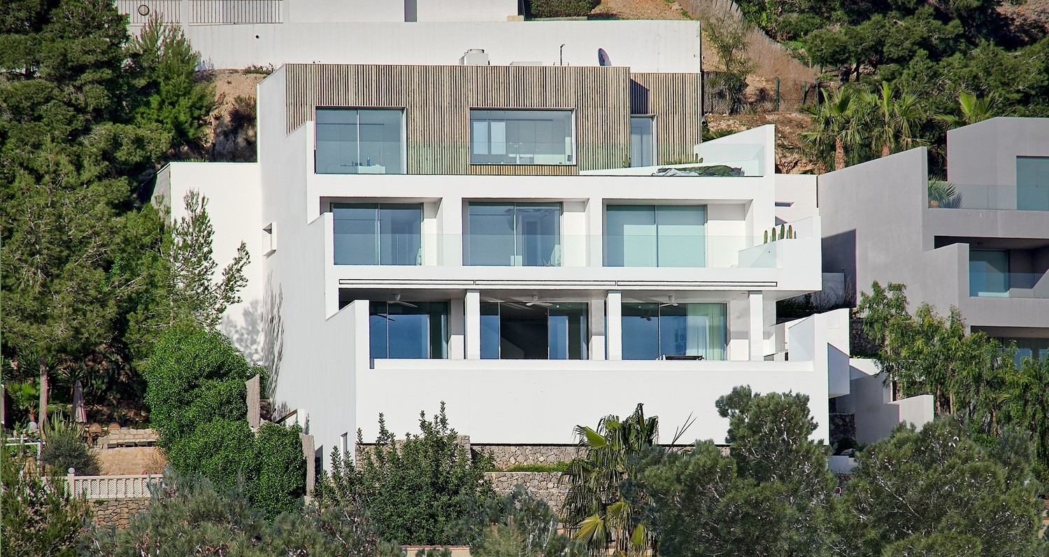Pe remarcabila coastă din Ibiza, Spania, o pereche vizionară de proprietari de casă au dorit să-și transforme clădirea din beton gri în mai mult decât o casă de nivel mediu. Culoarea cenușie a clădirii nu se potrivea personalității extravagante a orașului și nici cu priveliștea extraordinară.Misiunea transformării acestei structuri de beton într-o clădire cu un design de excepție a revenit […] Mai mult…