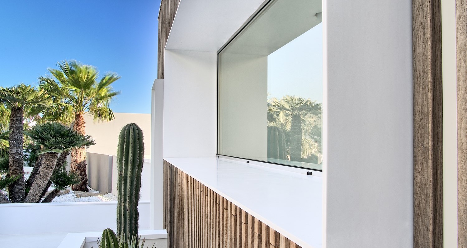 Pe remarcabila coastă din Ibiza, Spania, o pereche vizionară de proprietari de casă au dorit să-și transforme clădirea din beton gri în mai mult decât o casă de nivel mediu. Culoarea cenușie a clădirii nu se potrivea personalității extravagante a orașului și nici cu priveliștea extraordinară.Misiunea transformării acestei structuri de beton într-o clădire cu un design de excepție a revenit […] Mai mult…