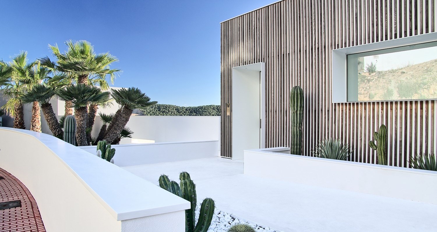 Pe remarcabila coastă din Ibiza, Spania, o pereche vizionară de proprietari de casă au dorit să-și transforme clădirea din beton gri în mai mult decât o casă de nivel mediu. Culoarea cenușie a clădirii nu se potrivea personalității extravagante a orașului și nici cu priveliștea extraordinară.Misiunea transformării acestei structuri de beton într-o clădire cu un design de excepție a revenit […] Mai mult…