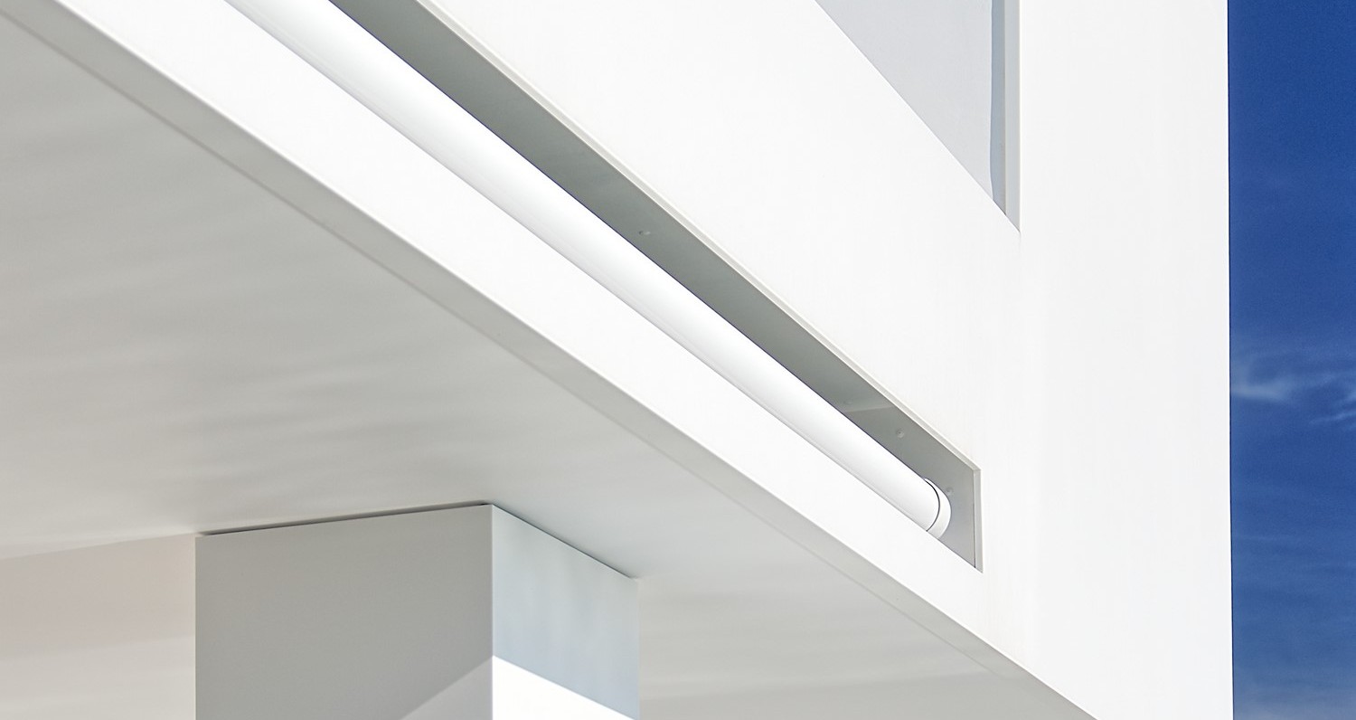 Pe remarcabila coastă din Ibiza, Spania, o pereche vizionară de proprietari de casă au dorit să-și transforme clădirea din beton gri în mai mult decât o casă de nivel mediu. Culoarea cenușie a clădirii nu se potrivea personalității extravagante a orașului și nici cu priveliștea extraordinară.Misiunea transformării acestei structuri de beton într-o clădire cu un design de excepție a revenit […] Mai mult…